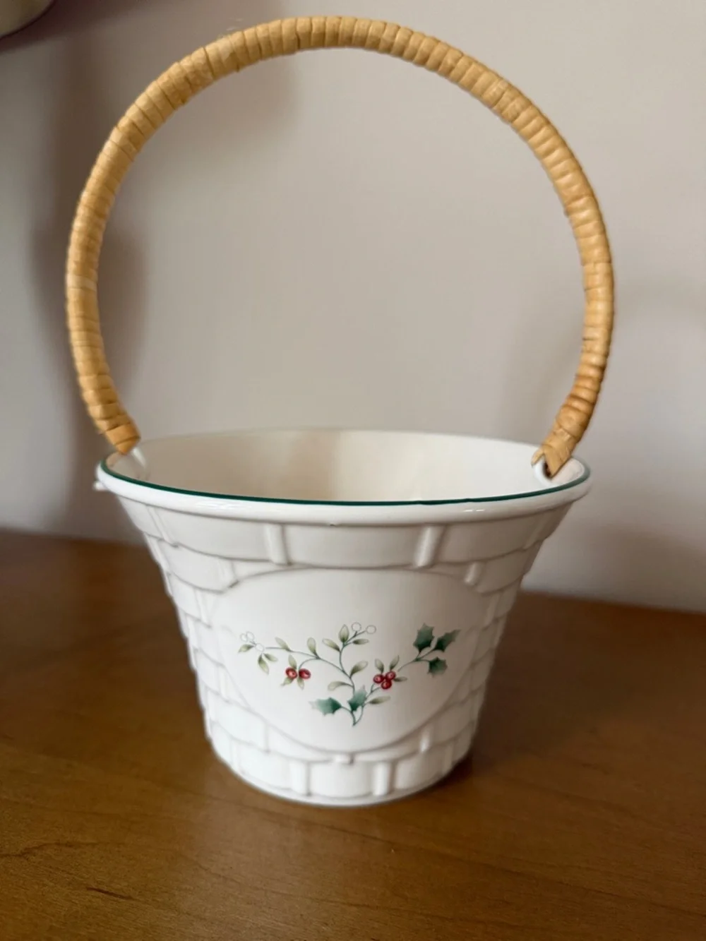 Vintage 1994 Pfaltzgraff Winterberry Basketweave Basket.